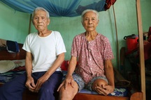 Cụ ông 91 tuổi trở thành đôi chân cho cụ bà tuổi 82 sống cơ cực trong đói nghèo