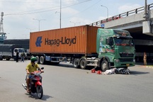 Xe container ở TPHCM kéo lê xe máy, một người tử vong