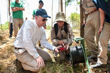 Đại sứ Mỹ tự tay phá hủy bom mìn còn sót lại sau chiến tranh tại Quảng Trị