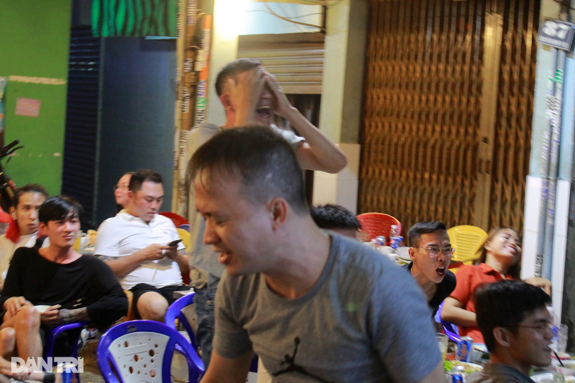 Người hâm mộ gục đầu tiếc nuối khi Việt Nam trở thành cựu vương tại AFF Cup - 13 Người hâm mộ gục đầu tiếc nuối khi Việt Nam trở thành cựu vương tại AFF Cup - 13