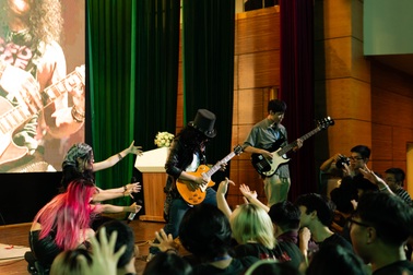 Sinh viên Ngoại giao "cháy" hết mình với nhạc rock