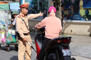 Đi ngược chiều vào phố Hàng Khoai, nữ tài xế trình bày "đi tắt cho nhanh"