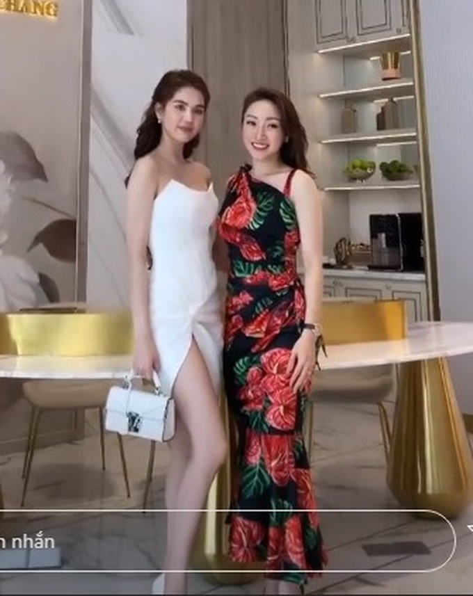 Diện váy xẻ cao vút nhưng tạo dáng quá vô tư, Ngọc Trinh vô tình hớ hênh khiến phó nháy phải nhắc vội - Ảnh 1. Diện váy xẻ cao vút nhưng tạo dáng quá vô tư, Ngọc Trinh vô tình hớ hênh khiến phó nháy phải nhắc vội - Ảnh 1.