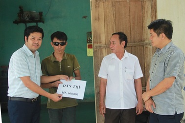 Gia đình vợ bị não, chồng bị mù được bạn đọc Dân trí giúp thêm hơn 155 triệu đồng