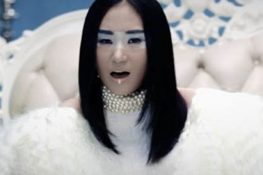 Nhật Thu trở lại với hình ảnh “quái dị"