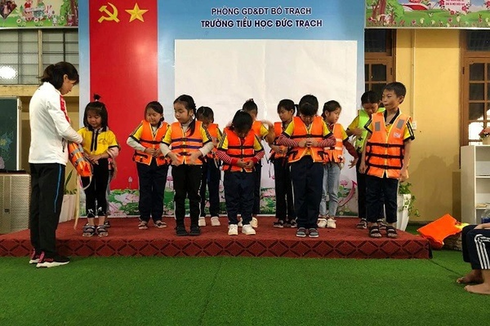 Hơn 2.000 trẻ em được học kỹ năng an toàn trong môi trường nước - 4 Hơn 2.000 trẻ em được học kỹ năng an toàn trong môi trường nước - 4