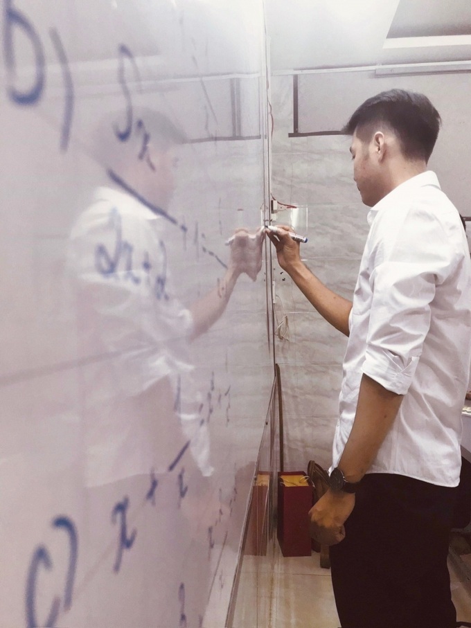 Phóng viên Quốc Cường làm thêm nghề tay trái dạy học.