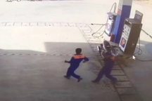 Khởi tố đối tượng tống tiền, hành hung nhân viên cây xăng