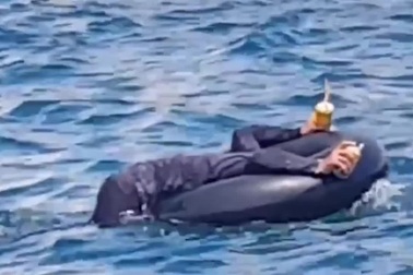 Clip người đàn ông cầm vật nghi là mìn để đánh cá