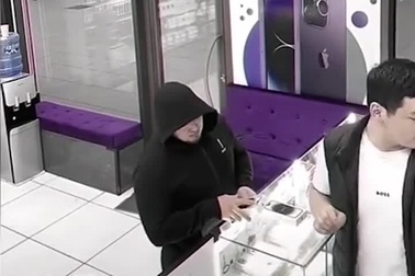 Tên cướp điện thoại "muối mặt" khi gặp phải chủ cửa hàng tỉnh táo