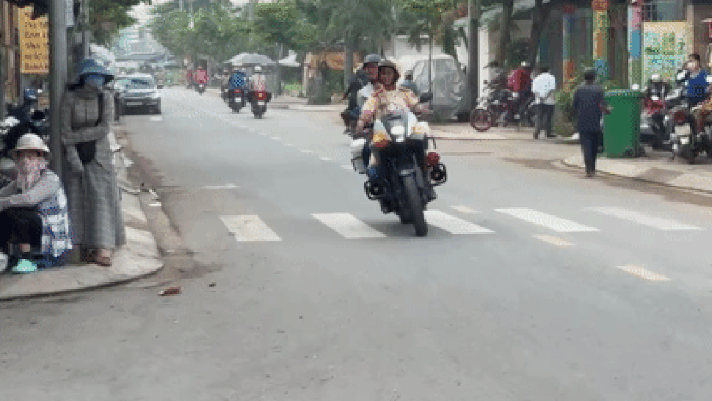CSGT TPHCM dùng xe đặc chủng chở nữ sinh về nhà lấy giấy tờ dự thi - 1 CSGT TPHCM dùng xe đặc chủng chở nữ sinh về nhà lấy giấy tờ dự thi