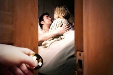 Du khách bị đánh chết vì sex với cô gái địa phương đã có chồng