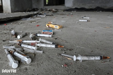 Xuất hiện "ổ" kim tiêm, bãi phóng uế giữa công viên lớn nhất Hà Nội