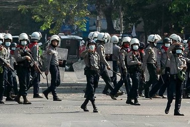 Bất tuân quân đội, cảnh sát Myanmar vượt biên sang Ấn Độ xin tị nạn