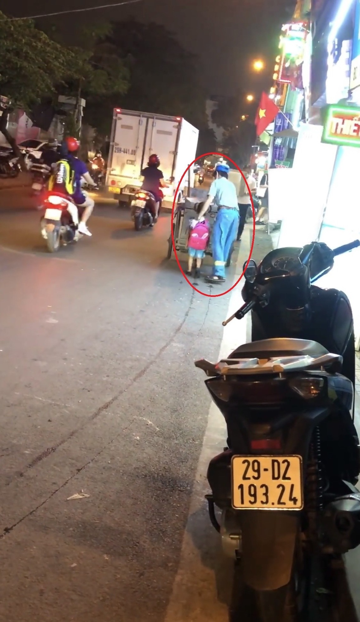 Hà Nội: Bé gái 4 tuổi lẽo đẽo theo người bố lao công đi gom rác trong đêm - 1 Hà Nội: Bé gái 4 tuổi lẽo đẽo theo người bố lao công đi gom rác trong đêm - 1