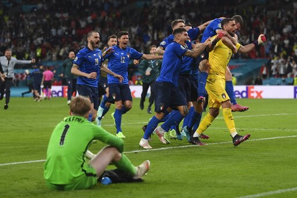 Đội tuyển Italia vỡ òa hạnh phúc khi giương cao chức vô địch Euro 2020 - 9 Đội tuyển Italia vỡ òa hạnh phúc khi giương cao chức vô địch Euro 2020 - 9