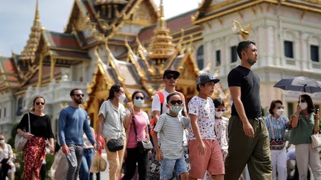 Khách Trung Quốc tiêu tiền thận trọng, không còn hào phóng như trước - 3 Khách Trung Quốc tiêu tiền thận trọng, không còn hào phóng như trước - 3
