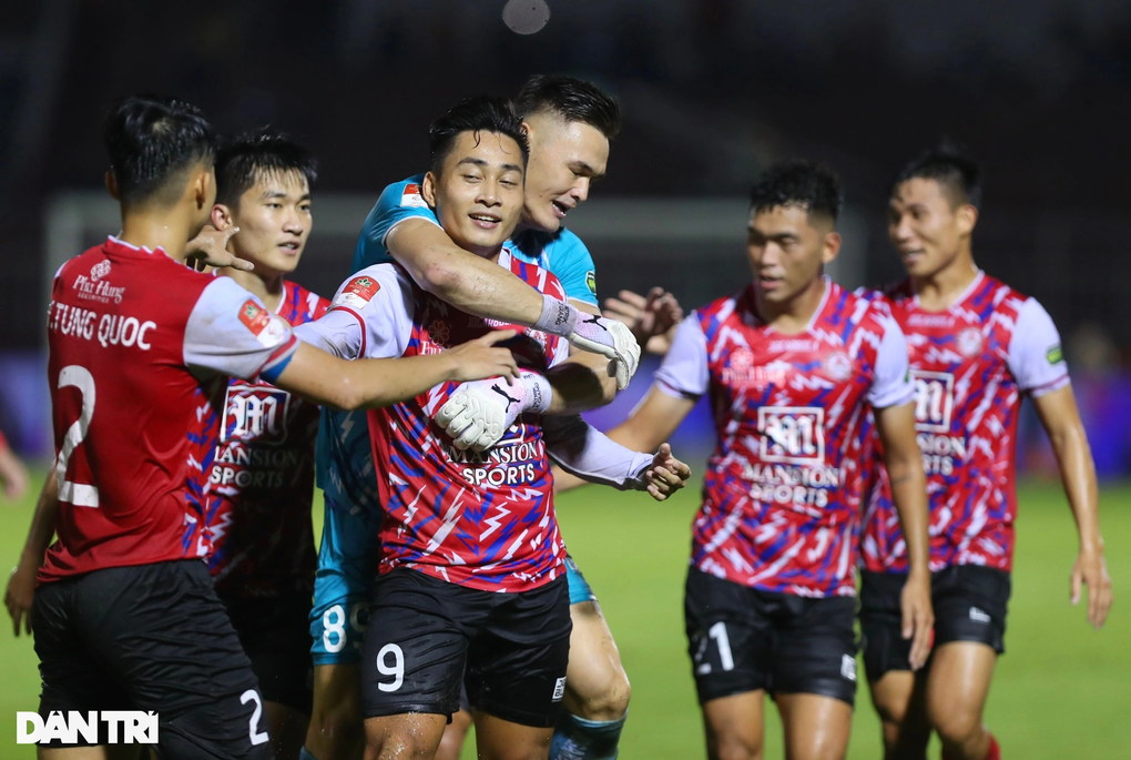 Chơi thiếu người, CLB Công an Hà Nội bất ngờ thua TPHCM - 5 Chơi thiếu người, CLB Công an Hà Nội bất ngờ thua TPHCM - 5