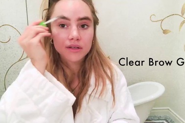 Suki Waterhouse hướng dẫn kẻ mắt nhanh