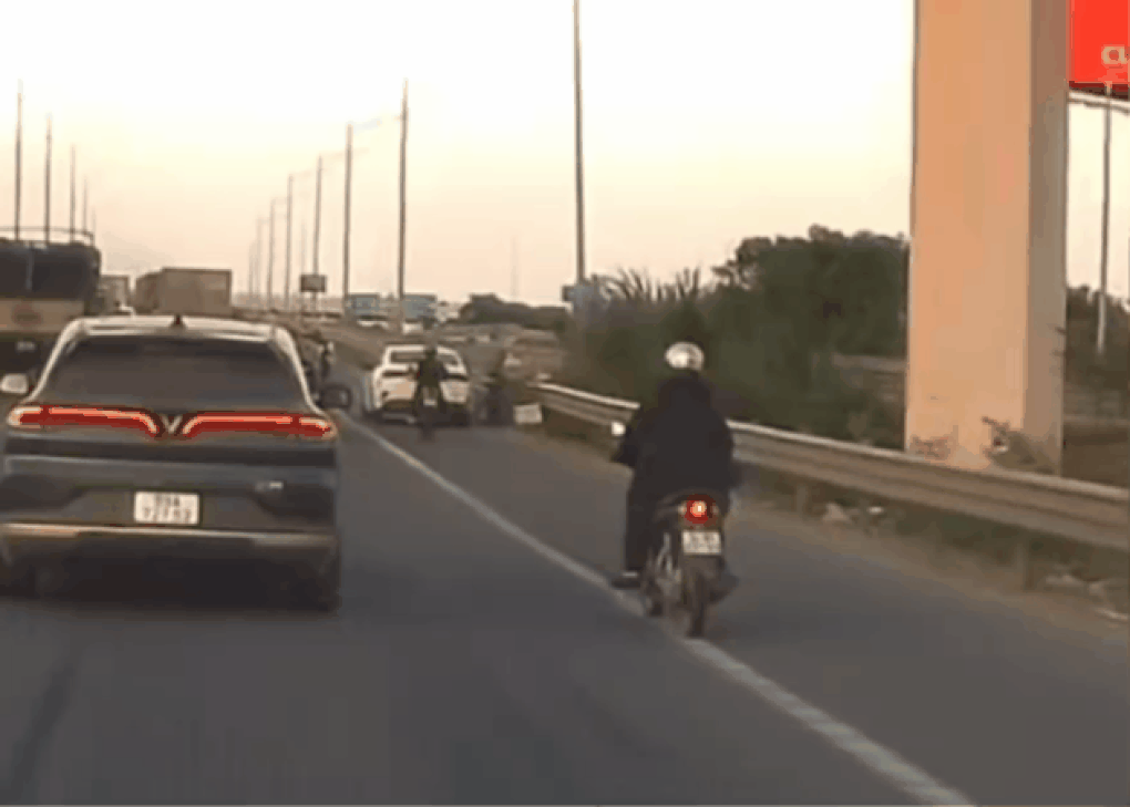 Xác minh clip tài xế xe máy tông vào ô tô đang dừng ở chân cầu Thanh Trì - 1 Xác minh clip tài xế xe máy tông vào ô tô đang dừng ở chân cầu Thanh Trì - 1