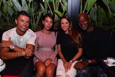 C.Ronaldo gây “bão” khi dẫn bạn gái xinh đẹp đi hẹn hò cùng Michael Jordan