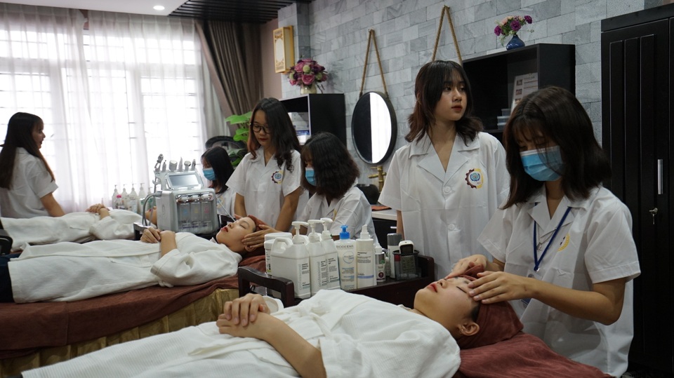 Nhu cầu xã hội cao, trường Cao đẳng nghề mở ngành Chăm sóc sắc đẹp - 3 Nhu cầu xã hội cao, trường Cao đẳng nghề mở ngành Chăm sóc sắc đẹp - 3
