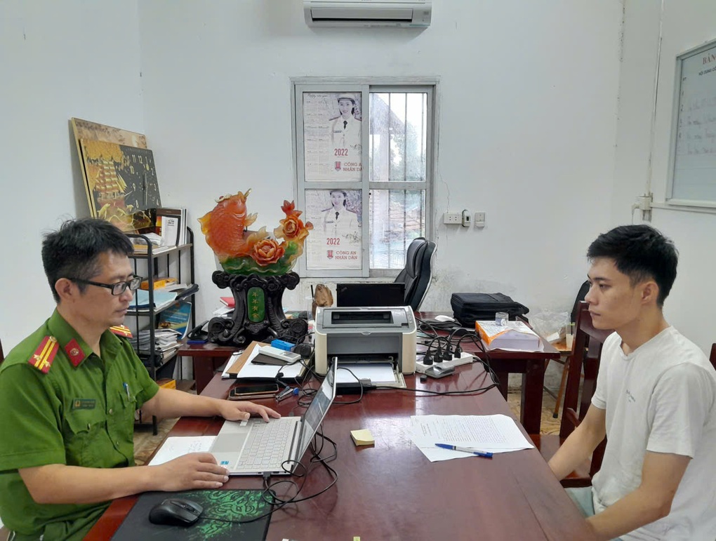 Người đàn ông Hải Phòng ngâm rượu rắn hổ chúa quý hiếm rồi đem bán - 1