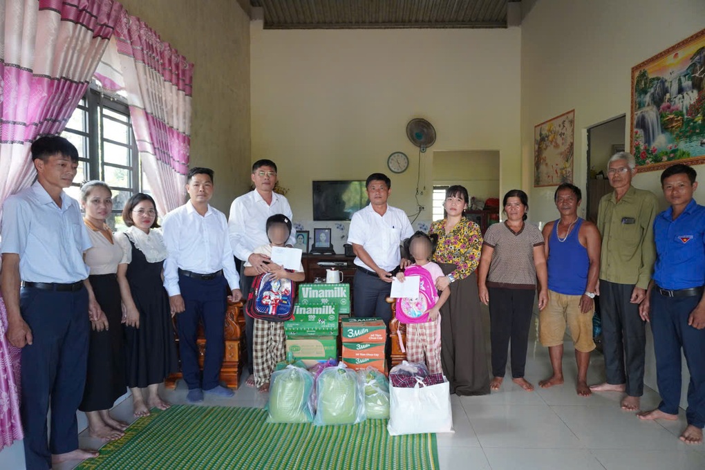 Thông tin mới vụ bố xích chân 2 con trong phòng, không cho đi học - 1 Thông tin mới vụ bố xích chân 2 con trong phòng, không cho đi học - 1