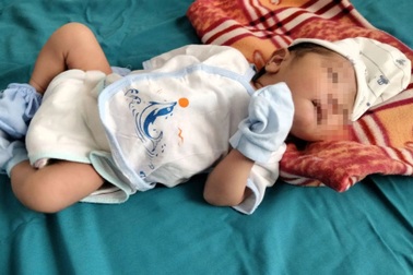 Bé trai sơ sinh bị bỏ rơi kèm 1 triệu đồng