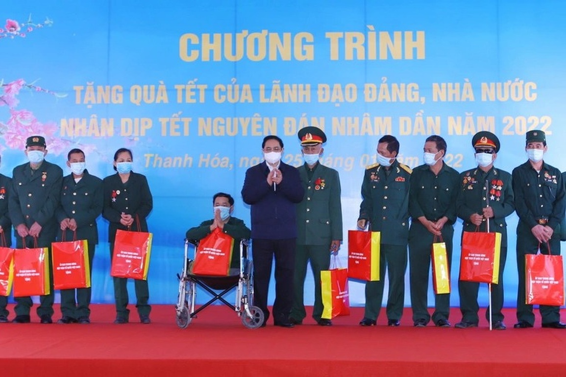 Thủ tướng thăm và tặng quà Tết công nhân khó khăn tại Thanh Hóa - 2