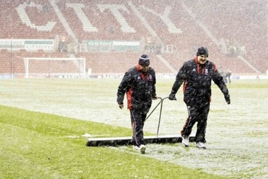 Hoãn trận derby thành Manchester vì mưa tuyết
