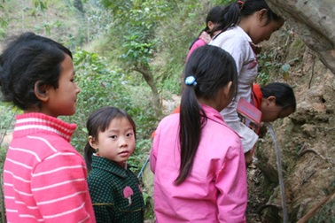 Bạn đọc sẻ chia cùng thầy cô giáo trường tiểu học Nà Ca “cõng chữ lên non”