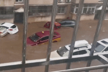 Mưa lớn cuốn trôi ô tô ở Bắc Kinh, 30 người thiệt mạng