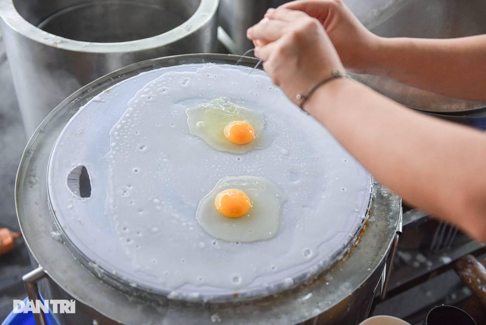 Lạ lùng bánh cuốn chan nước canh Lạ lùng bánh cuốn chan nước canh