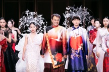 "Mẫu nhí" Trọng Phương và con gái Xuân Lan diễn vedette tại Nhật Bản