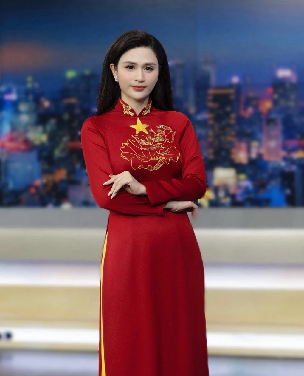 Nhan sắc nữ BTV diện áo dài đỏ gây chú ý ở bản tin Thời sự VTV ngày đại lễ - 2 Nhan sắc nữ BTV diện áo dài đỏ gây chú ý ở bản tin Thời sự VTV ngày đại lễ - 2