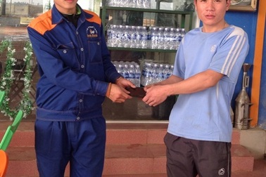 Nhân viên trạm xăng trả lại 15 triệu đồng cho khách hàng đánh rơi