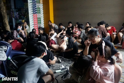 Chủ cửa hàng phát điện miễn phí giúp dân sạc pin sau bão Kalmaegi