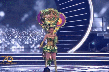 Kim Duyên ấn tượng với pha "xòe bánh tét" tại Hoa hậu Hoàn vũ 2021