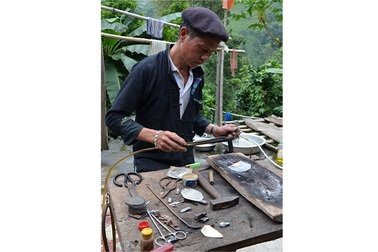 Nghề chạm bạc của người Nùng trên đỉnh Tây Côn Lĩnh