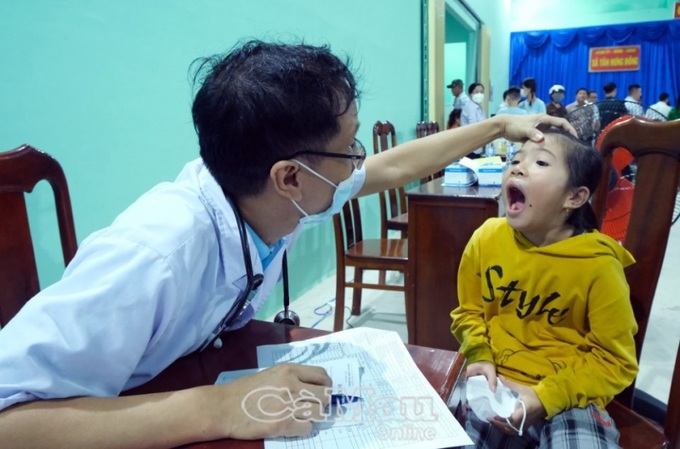 Các bác sĩ Bệnh viện Nhi Đồng 1 khám sàng lọc cho trẻ. Ảnh baocamau.com.vn