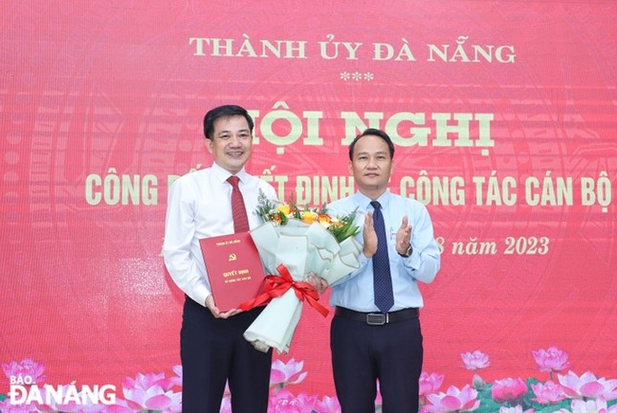 Trưởng ban Tổ chức Thành ủy Nguyễn Đình Vĩnh (bên phải) trao quyết định của Ban Thường vụ Thành ủy điều động ông Huỳnh Văn Nhạn, Phó Bí thư Thường trực Quận ủy Hải Châu đến giữ chức Ủy viên, Phó Chủ nhiệm Ủy ban Kiểm tra Thành ủy. Ảnh: NGỌC PHÚ.