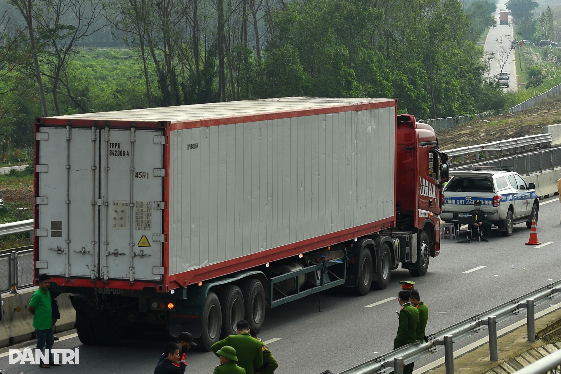 Hiện trường vụ tai nạn trên cao tốc Bùng - Vạn Ninh làm 5 người thương vong - 3
