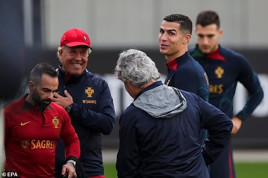 C.Ronaldo tươi cười trong buổi tập cùng đội tuyển Bồ Đào Nha - 4 C.Ronaldo tươi cười trong buổi tập cùng đội tuyển Bồ Đào Nha - 4