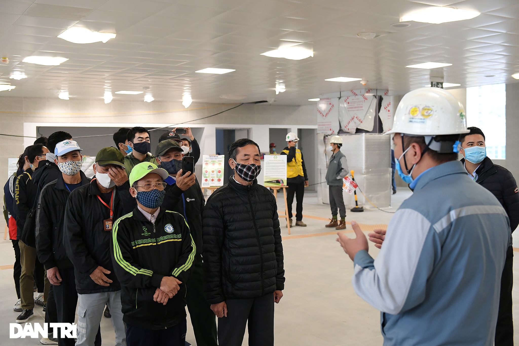Người dân phấn khởi tham quan đoàn tàu tuyến Metro Nhổn - ga Hà Nội - 5 Người dân phấn khởi tham quan đoàn tàu tuyến Metro Nhổn - ga Hà Nội - 5