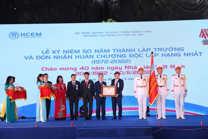 Ban giám hiệu trường Cao đẳng Cơ điện Hà Nội đón nhận Huân chương Độc lập hạng Nhất