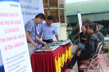 Hỗ trợ sửa chữa thiết bị điện tử cho người dân sau bão lũ