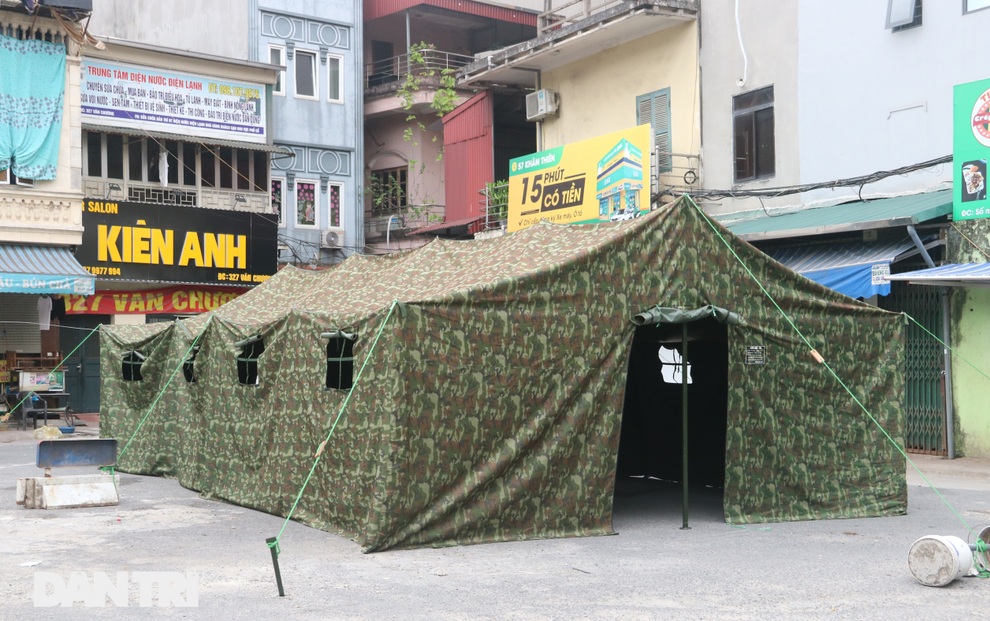 Hà Nội lập rào thép gai, phong tỏa nhiều lớp trên phố Văn Chương - 3 Hà Nội lập rào thép gai, phong tỏa nhiều lớp trên phố Văn Chương - 3