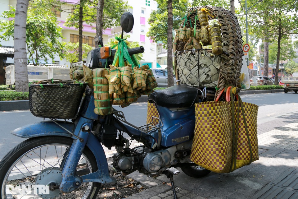 Người đàn ông vượt 100 km lên TPHCM bán bánh nuôi gia đình - 3 Người đàn ông vượt 100 km lên TPHCM bán bánh nuôi gia đình - 3