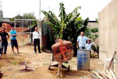 Xây hàng rào lấn đất, còn khóa cửa nhốt cán bộ phường đến kiểm tra